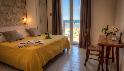 Habitación cuádruple económica, vistas al mar