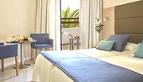 Habitación con 1 cama doble o 2 individuales, balcón, vistas parciales al mar