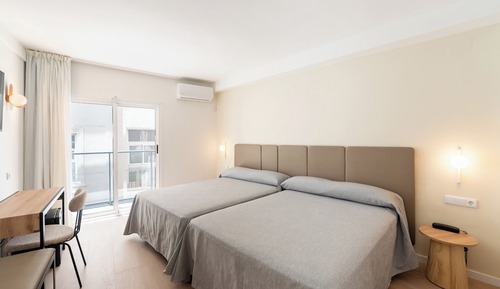 Habitación superior, terraza (2 Adults and 1 Child)