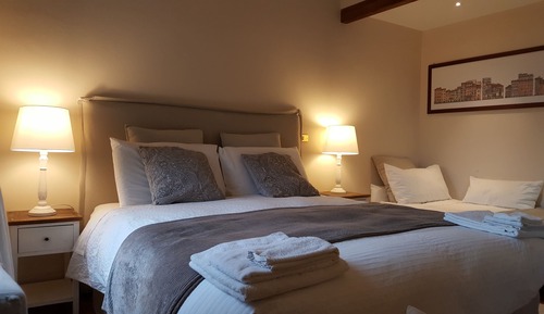 Habitación superior con 1 cama doble o 2 individuales, bañera de hidromasaje