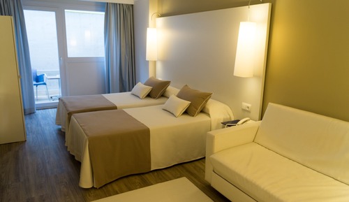 Habitación estándar doble, vistas al mar (2 adults and 1 child)