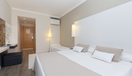 Habitación estándar doble, vistas a la montaña (2 adults and 1 child)