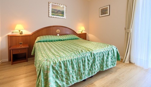 Habitación estándar con 1 cama doble o 2 individuales, vistas a la colina