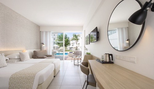 Habitación estándar con 1 cama doble o 2 individuales, acceso a la piscina