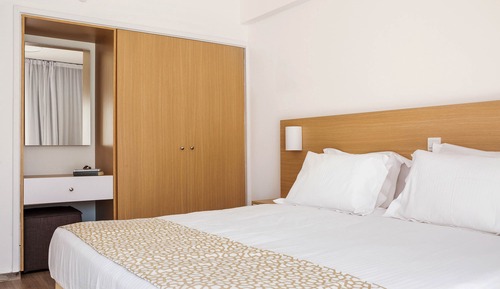 Habitación estándar con 1 cama doble o 2 individuales, vistas a la piscina