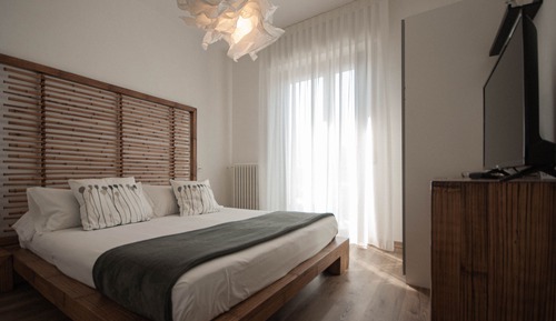 Habitación Confort con 1 cama doble o 2 individuales, balcón, vistas al lago