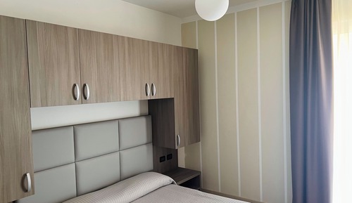 Habitación básica doble, 1 cama doble, balcón, vistas parciales al lago