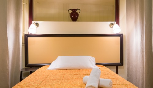 Habitación doble pequeña con baño compartido- sin ventana