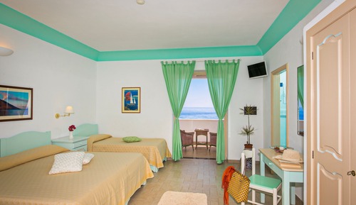 Habitación triple Deluxe, terraza, vistas al mar