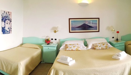 Habitación triple (Vulcano view)