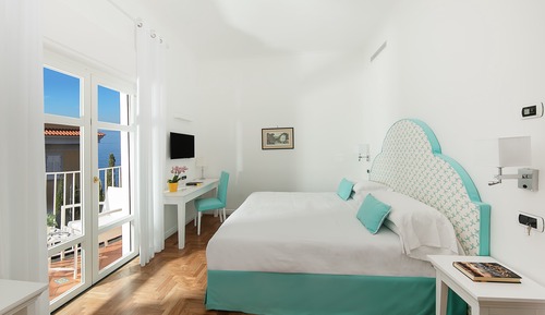 Habitación superior con 1 cama doble o 2 individuales, balcón