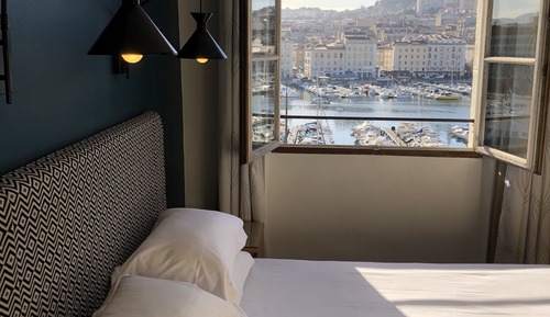 Habitación estándar con 1 cama doble o 2 individuales, vistas parciales al mar