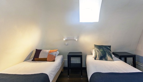 Habitación básica, 2 camas individuales, baño compartido