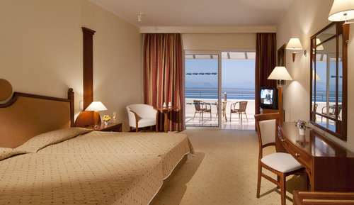 Suite junior, vistas parciales al mar