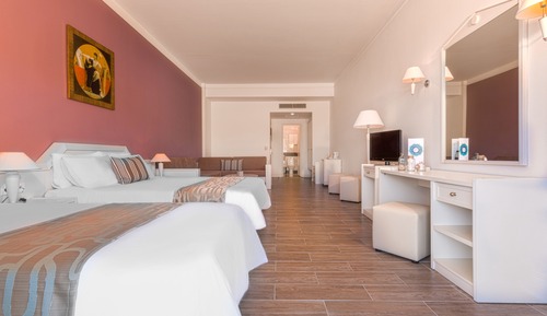 Suite superior, vistas parciales al mar