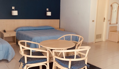 Habitación triple Deluxe, baño privado, junto a la piscina