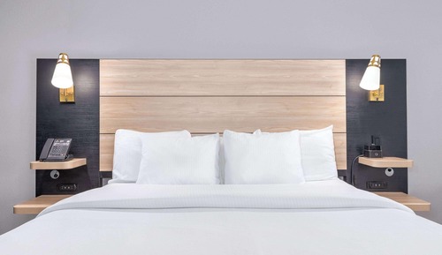 Habitación Deluxe, 1 cama de matrimonio grande, no fumadores (Mobility/Hearing, Tub w/Grab Bars)