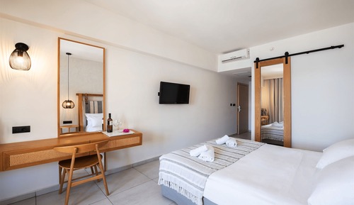 Habitación estándar con 1 cama doble o 2 individuales, vistas parciales al mar