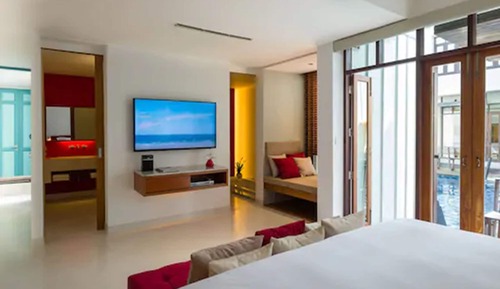 Pool Access LaZzzzz Suite