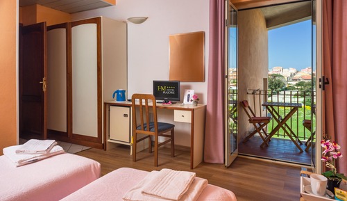 Habitación superior con 1 cama doble o 2 individuales, balcón