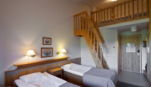 Habitación, balcón, vistas a la montaña