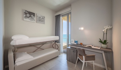 Habitación cuádruple ejecutiva, vistas parciales al mar
