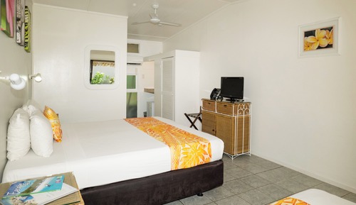 Habitación, junto a la piscina