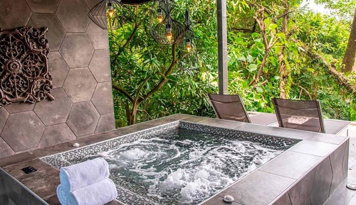 Pacific Jacuzzi Suite