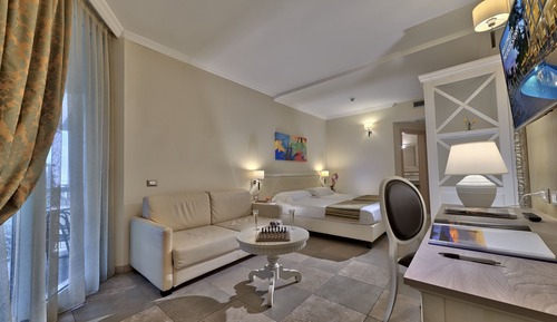 Habitación superior, balcón, vistas parciales al lago