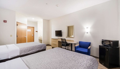 Habitación estándar, 2 camas de matrimonio, no fumadores (Vision Impaired)