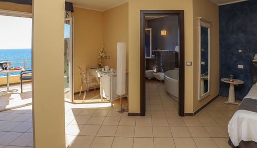 Suite junior, bañera de hidromasaje, vistas al mar