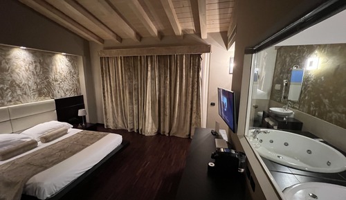 Suite superior, 1 cama de matrimonio grande, bañera de hidromasaje