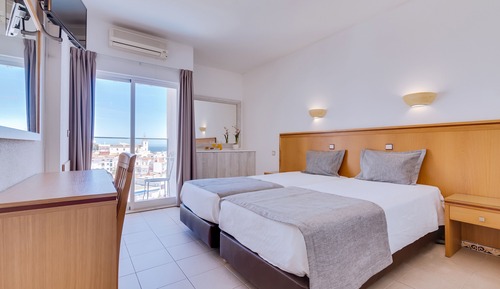 Habitación con 2 camas individuales (with Extra Bed (2 Adults + 1 Child))