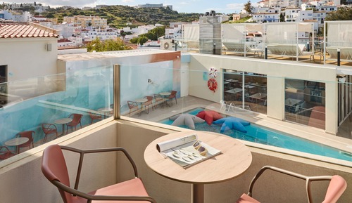 Habitación estándar, 1 cama de matrimonio grande, balcón, vistas a la piscina