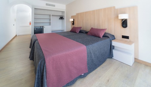 Habitación doble, balcón (2 adults and 1 child)