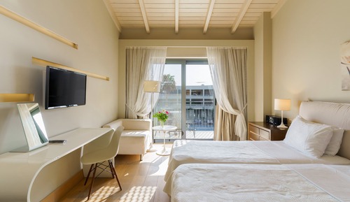 Habitación estándar con 1 cama doble o 2 individuales, vistas parciales al mar