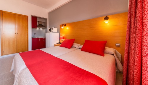 Estudio, balcón (2 adults + 1 child)