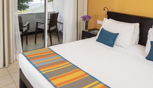 Habitación superior, vistas parciales al mar