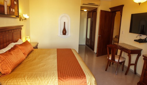 Master Suite, 2 Bedroom, Kitchenette, Bathtub