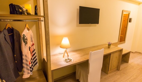 Habitación superior con 1 cama doble o 2 individuales, balcón