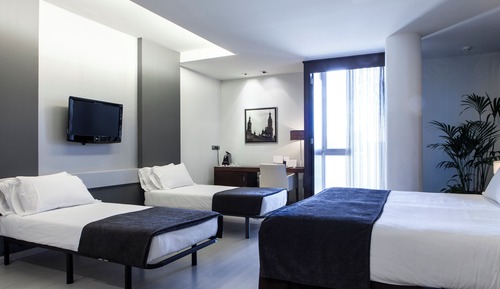 Habitación cuádruple básica (2 Adults + 2 Children)