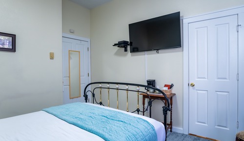 2- Andrew's Room