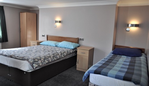 Suite Confort, baño privado (RM9B.1dble+2singbeds.)