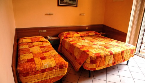 Habitación triple, balcón