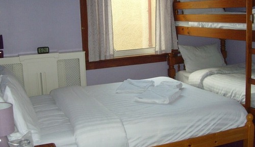 Suite, baño compartido ((Shower) Sleeps 4)