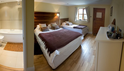 Habitación triple, baño privado (Courtyard)