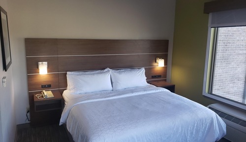 Suite, 1 cama de matrimonio grande (Comms, Mobil, Roll-In Shower)