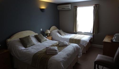 Habitación estándar con 1 cama doble o 2 individuales, varias camas, bañera