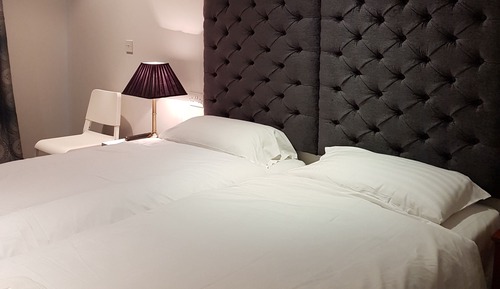 Habitación familiar con 1 cama doble o 2 individuales, baño privado
