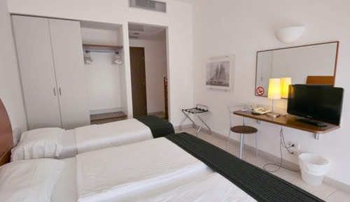 Habitación triple, balcón, vistas parciales al mar (frontal)